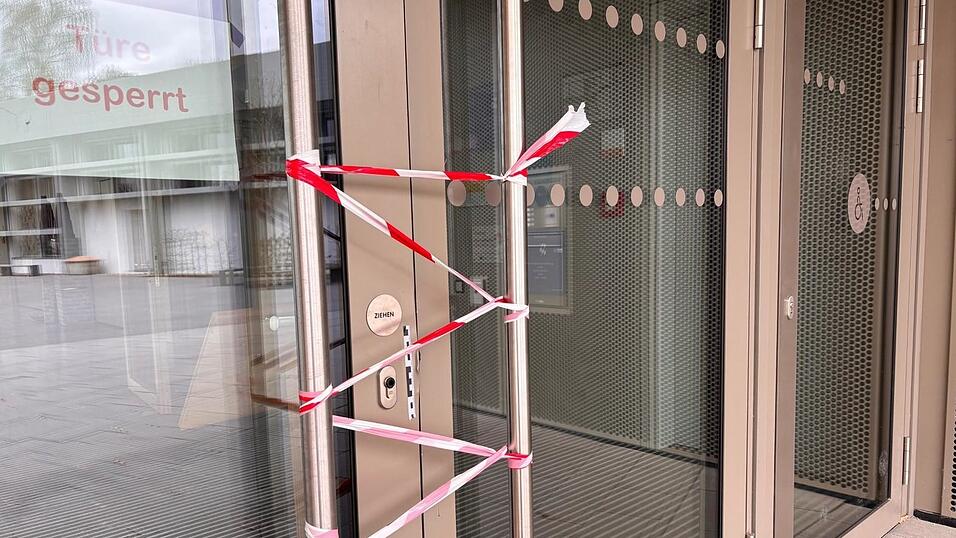 An der Tür zur Realschule sind die Einbruchspuren deutlich zu erkennen. An der Tür zur Realschule sind die Einbruchspuren deutlich zu erkennen.