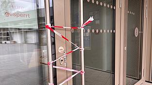 An der Tür zur Realschule sind die Einbruchspuren deutlich zu erkennen. An der Tür zur Realschule sind die Einbruchspuren deutlich zu erkennen.