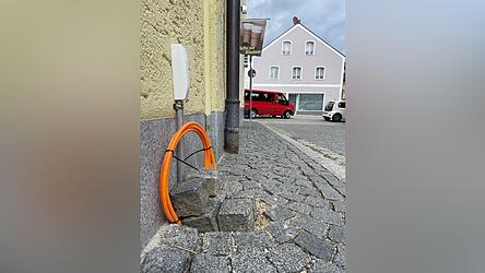 Ein Hausanschluss f&uuml;r das k&uuml;nftige Glasfasernetz. Durch das orange Rohr f&uuml;hrt sp&auml;ter die Leitung ins Haus. 1.200 St&uuml;ck wurden installiert.