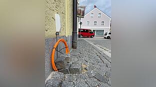 Ein Hausanschluss f&uuml;r das k&uuml;nftige Glasfasernetz. Durch das orange Rohr f&uuml;hrt sp&auml;ter die Leitung ins Haus. 1.200 St&uuml;ck wurden installiert.