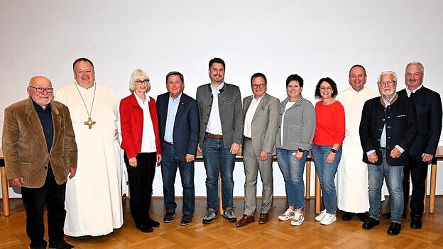 Ein starkes Team ist der Freundeskreis des Klosters Windberg: Wolfgang Folger, Abt Petrus Adrian Lerchenmüller, Heike Kellner, Alfred Reisinger, Andreas Aichinger, Michael Adam, Gabi Hastreiter, Karin Hartmannsgruber-Stahl, Prior Pater Martin Müller, Norbert Neuhofer und Windbergs Bürgermeister Helmut Haimerl (von links). Ein starkes Team ist der Freundeskreis des Klosters Windberg: Wolfgang Folger, Abt Petrus Adrian Lerchenmüller, Heike Kellner, Alfred Reisinger, Andreas Aichinger, Michael Adam, Gabi Hastreiter, Karin Hartmannsgruber-Stahl, Prior Pater Martin Müller, Norbert Neuhofer und Windbergs Bürgermeister Helmut Haimerl (von links).