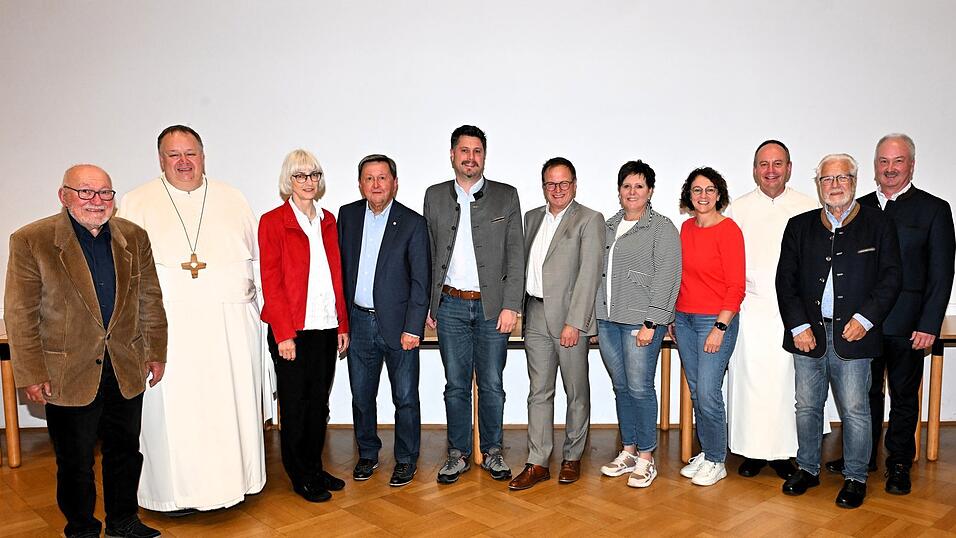 Ein starkes Team ist der Freundeskreis des Klosters Windberg: Wolfgang Folger, Abt Petrus Adrian Lerchenmüller, Heike Kellner, Alfred Reisinger, Andreas Aichinger, Michael Adam, Gabi Hastreiter, Karin Hartmannsgruber-Stahl, Prior Pater Martin Müller, Norbert Neuhofer und Windbergs Bürgermeister Helmut Haimerl (von links). Ein starkes Team ist der Freundeskreis des Klosters Windberg: Wolfgang Folger, Abt Petrus Adrian Lerchenmüller, Heike Kellner, Alfred Reisinger, Andreas Aichinger, Michael Adam, Gabi Hastreiter, Karin Hartmannsgruber-Stahl, Prior Pater Martin Müller, Norbert Neuhofer und Windbergs Bürgermeister Helmut Haimerl (von links).