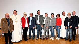 Ein starkes Team ist der Freundeskreis des Klosters Windberg: Wolfgang Folger, Abt Petrus Adrian Lerchenm&uuml;ller, Heike Kellner, Alfred Reisinger, Andreas Aichinger, Michael Adam, Gabi Hastreiter, Karin Hartmannsgruber-Stahl, Prior Pater Martin M&uuml;ller, Norbert Neuhofer und Windbergs B&uuml;rgermeister Helmut Haimerl (von links).