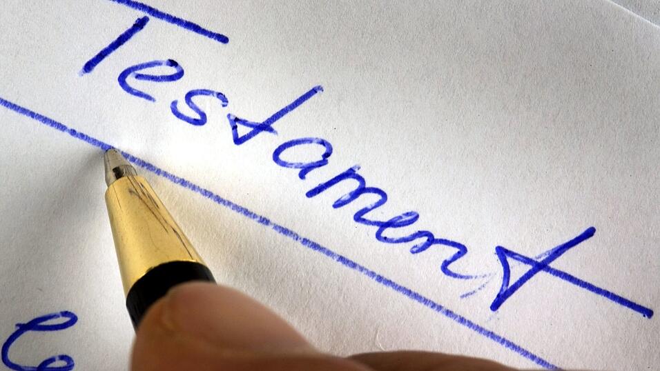 Beim Motiv geht die Anklage davon aus, dass ein Testament eine Rolle gespielt haben könnte. (Symbolbild) Beim Motiv geht die Anklage davon aus, dass ein Testament eine Rolle gespielt haben könnte. (Symbolbild)