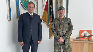 Bezirkstagspr&auml;sident Olaf Heinrich und der Kommandeur der Bayerwald-Kaserne, Sean Papendorf, sprachen &uuml;ber die aktuelle Lage.