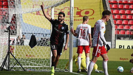 Mohammed El Hankouri (l.) bejubelt den Magdeburger Treffer, der von Jahn-Keeper Felix Gebhardt (im Hintergrund) ungewollt begünstigt wurde. Mit Christian Viet (r.) hatten die Oberpfälzer einen weiteren Unglücksraben im Team, dem die Nerven vom Punkt versagten. Mohammed El Hankouri (l.) bejubelt den Magdeburger Treffer, der von Jahn-Keeper Felix Gebhardt (im Hintergrund) ungewollt begünstigt wurde. Mit Christian Viet (r.) hatten die Oberpfälzer einen weiteren Unglücksraben im Team, dem die Nerven vom Punkt versagten.