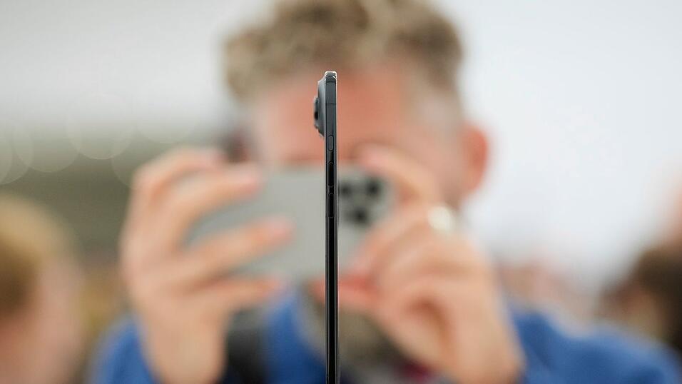 Praktisch die gesamte Elektronik wurde beim iPhone Air in die Kamera-Wölbung gequetscht. Den restlichen Platz hinter dem Display füllt die Batterie aus.
