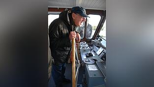 Rentner auf Abschiedsfahrt: Schiffsführer „Lucky“, der auch schon bei „Da bin i dahoam“ in einem Fernsehspot auftrat, ist jetzt im Ruhestand. Die Überraschungsparty, die zu seinem Abschied organisiert worden war, fand auf dem historischen Schlepper „Freudenau“ statt - den er zwischendurch dann auch steuerte. Rentner auf Abschiedsfahrt: Schiffsführer „Lucky“, der auch schon bei „Da bin i dahoam“ in einem Fernsehspot auftrat, ist jetzt im Ruhestand. Die Überraschungsparty, die zu seinem Abschied organisiert worden war, fand auf dem historischen Schlepper „Freudenau“ statt - den er zwischendurch dann auch steuerte.