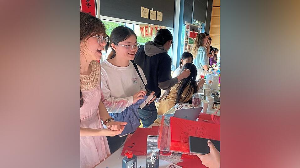 Die chinesische Scherenschnittkunst stie&szlig; auf ebenso gro&szlig;es Interesse wie die mexikanischen Pi&ntilde;atas am Tisch daneben.