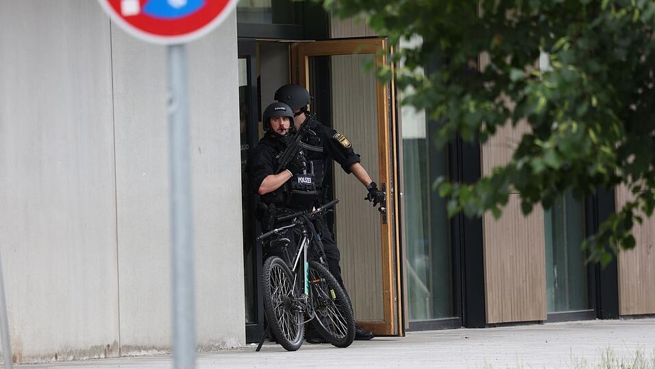 Spezialkr&auml;fte durchsuchen die Schule.
