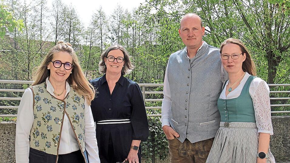 Die Volksfestreferentin Andrea Soller (2.v.li.) und B&uuml;rgermeisterin Sibylle Entwistle (links) gemeinsam mit Thomas und Ramona Reisinger beim Abstimmungstermin zur Vorbereitung des Volksfestes.