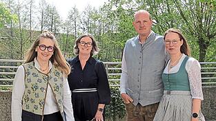 Die Volksfestreferentin Andrea Soller (2.v.li.) und B&uuml;rgermeisterin Sibylle Entwistle (links) gemeinsam mit Thomas und Ramona Reisinger beim Abstimmungstermin zur Vorbereitung des Volksfestes.