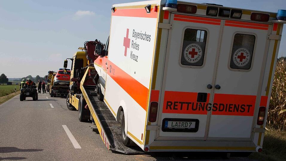 Ein Sanka fuhr am Samstag auf einen Notarztwagen auf, nachdem dieser stark bremste. Vier Rettungskräfte wurden leicht verletzt. Ein Sanka fuhr am Samstag auf einen Notarztwagen auf, nachdem dieser stark bremste. Vier Rettungskräfte wurden leicht verletzt.