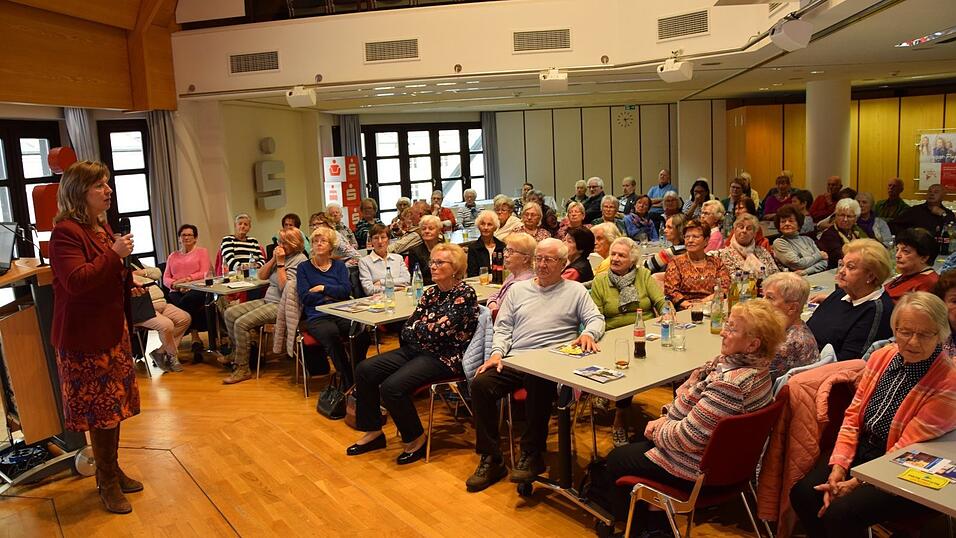 'Sie haben nichts gewonnen': Gabriele Bauer von der Kriminalpolizei Landshut (links) warnt im Sparkassensaal vor Gewinnspiel-Betrug, Enkeltrick und Handtaschendieben. Zum Vortrag mit Kaffee und Kuchen kamen etwa 80 Senioren. 'Sie haben nichts gewonnen': Gabriele Bauer von der Kriminalpolizei Landshut (links) warnt im Sparkassensaal vor Gewinnspiel-Betrug, Enkeltrick und Handtaschendieben. Zum Vortrag mit Kaffee und Kuchen kamen etwa 80 Senioren.