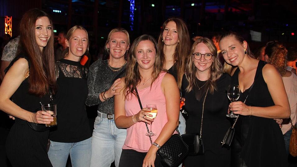Mit Musik, Getränken und guter Gesellschaft war es ein Mal mehr ein unvergesslicher Eskara-Abend. Mit Musik, Getränken und guter Gesellschaft war es ein Mal mehr ein unvergesslicher Eskara-Abend.