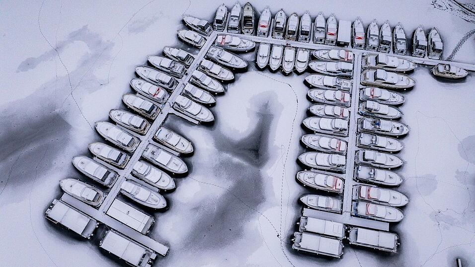 Abgesehen von vereinzelten offenen Engstellen liegt eine geschlossene Eisdecke &uuml;ber den Mecklenburger Oberseen.