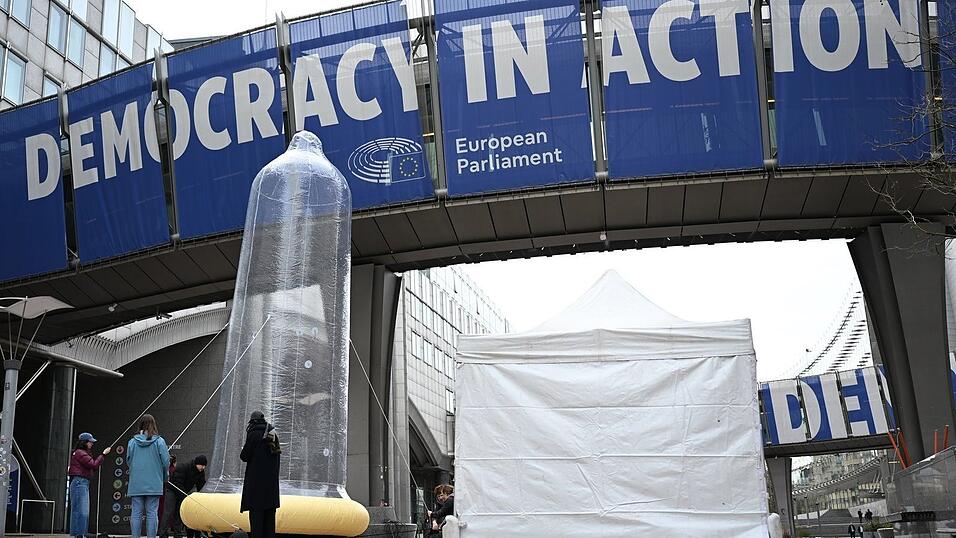 Vor dem EU-Parlament steht ein mit Luft gef&uuml;lltes Kondom.