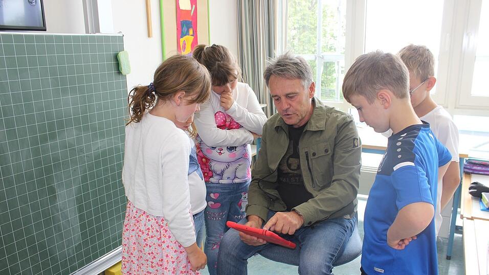 Lehrer Edi Geiger erkl&auml;rt den Zweitkl&auml;sslern die wichtigen Grundlagen der Tabletnutzung.