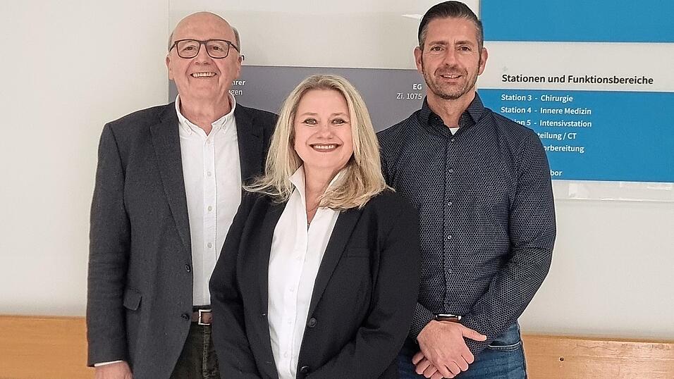 Landrat Martin Neumeyer (links) und der Geschäftsführer der Ilmtalkliniken, Christian Degen (rechts), begrüßten Karin Nadler als Standortleiterin der Mainburger Klinik. Landrat Martin Neumeyer (links) und der Geschäftsführer der Ilmtalkliniken, Christian Degen (rechts), begrüßten Karin Nadler als Standortleiterin der Mainburger Klinik.