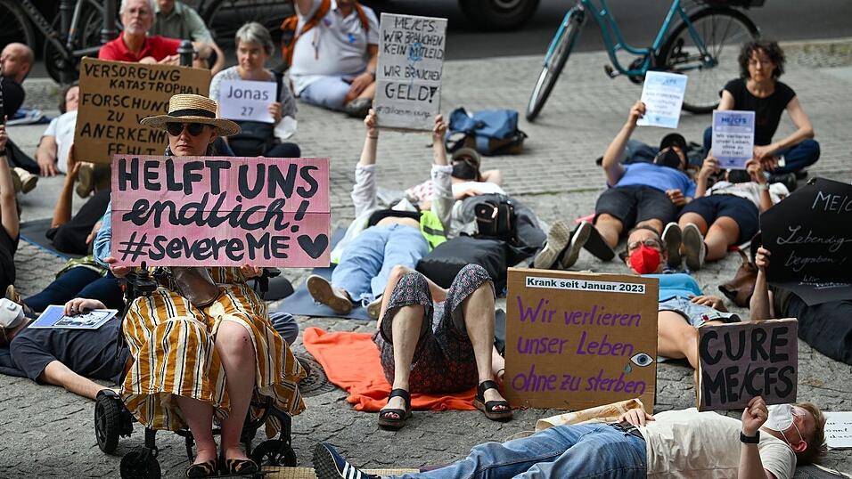 Demonstrieren im Liegen - ME/CFS-Betroffene wollen in mehreren St&auml;dten so wieder auf sich aufmerksam machen. (Archivbild)