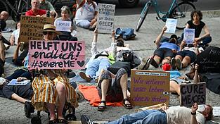 Demonstrieren im Liegen - ME/CFS-Betroffene wollen in mehreren St&auml;dten so wieder auf sich aufmerksam machen. (Archivbild)