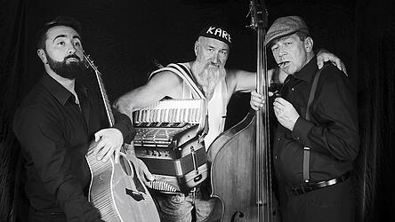 Videokonferenzen sind ihre Sache nicht. Kale Handlos (v.li.), Kare Bauhuber und Sepp Oswald haben die Zeit genutzt, um an neuen Liedern und Wortbeiträgen zu arbeiten.