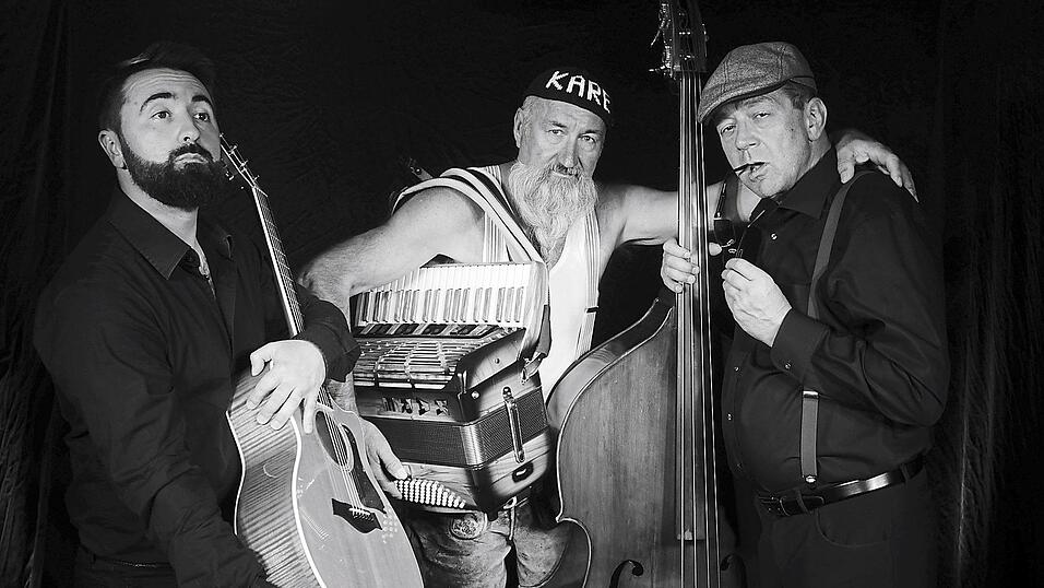 Videokonferenzen sind ihre Sache nicht. Kale Handlos (v.li.), Kare Bauhuber und Sepp Oswald haben die Zeit genutzt, um an neuen Liedern und Wortbeiträgen zu arbeiten. Videokonferenzen sind ihre Sache nicht. Kale Handlos (v.li.), Kare Bauhuber und Sepp Oswald haben die Zeit genutzt, um an neuen Liedern und Wortbeiträgen zu arbeiten.