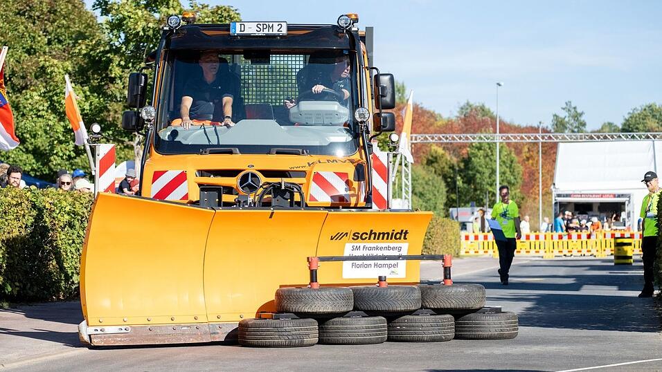 Geschicklichkeit in großen Fahrzeugen war gefragt bei der Schneepflug-Meisterschaft.