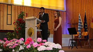Ameya Joshi (links) und Sophie Nitzschke blickten in ihrer Rede auf die vergangene Schulzeit zur&uuml;ck.