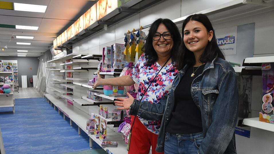 Inhaberin Michaela Thoma (l.) und Mitarbeiterin Maria Schäftlmeier können schon jetzt leere Regale im aktuellen Standort von Spielwaren Hoppala präsentieren. Bald steht der Umzug des Geschäftes an. Inhaberin Michaela Thoma (l.) und Mitarbeiterin Maria Schäftlmeier können schon jetzt leere Regale im aktuellen Standort von Spielwaren Hoppala präsentieren. Bald steht der Umzug des Geschäftes an.