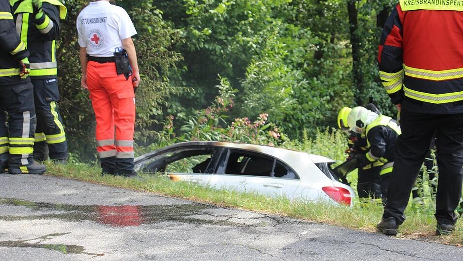 Zu einem schrecklichen Unfall bei Viechtach wurden die Rettungskräfte am Samstagnachmittag gerufen. Ein Mann verbrannte in seinem Auto. Zu einem schrecklichen Unfall bei Viechtach wurden die Rettungskräfte am Samstagnachmittag gerufen. Ein Mann verbrannte in seinem Auto.