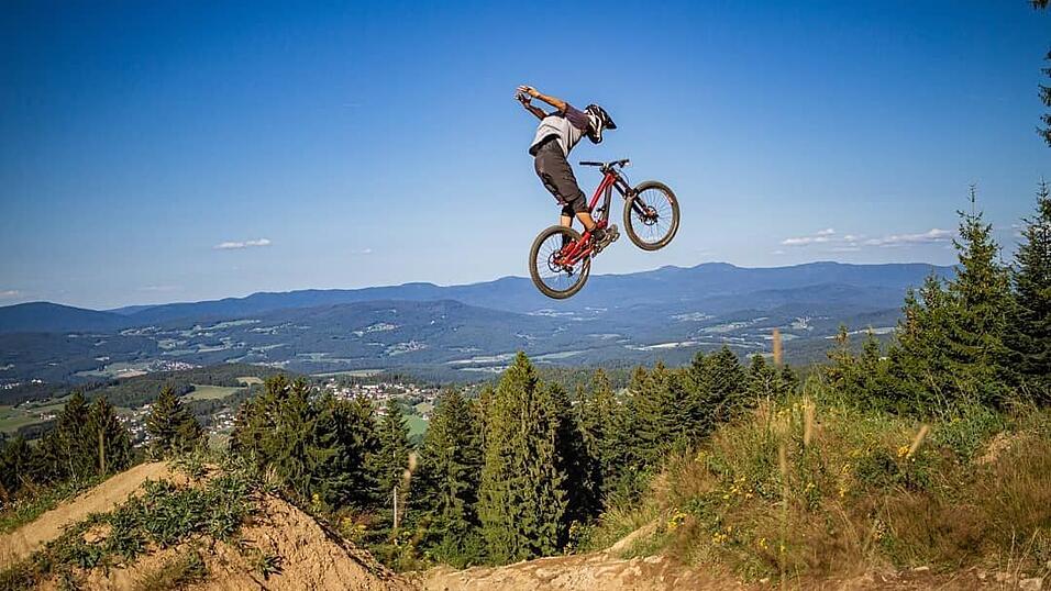Der Bikepark Hochpröller bietet große Sprünge vor eindrucksvoller Kulisse.