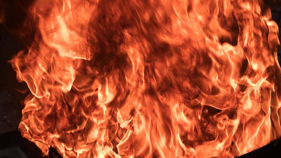 Die Flammen zerstörten die Garage vollständig. (Symbolbild) Die Flammen zerstörten die Garage vollständig. (Symbolbild)