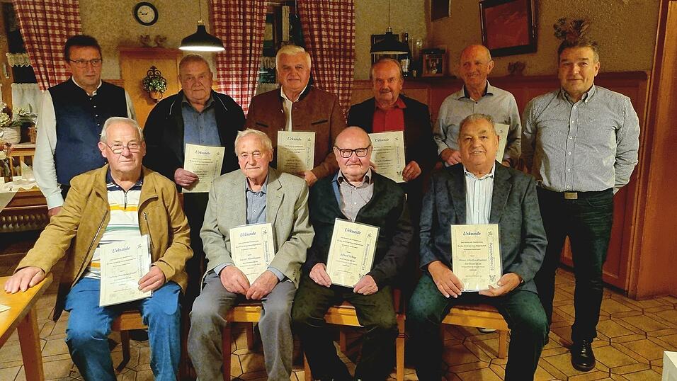 Die Geehrten mit einer Urkunde und dem Ehrenzeichen 'Gold mit Kranz' für über 50-jährige treue Mitgliedschaft beim EC Niederwinkling. Vorne sitzend von links: Ludwig Muckenschnabl, Xaver Hambauer, Alfred Schug und Karl-Heinz Schrettenbrunner senior; hinten stehend von links: 2. Vorsitzender Herbert Stadler, Willi Piller, Ludwig Waas, Erwin Kammerl, Josef Stadler und 1. Vorsitzender Hermann Kiefl.