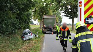 Im Graben blieb ein Auto liegen, nachdem wohl ein Überholvorgang schiefgegangen war.