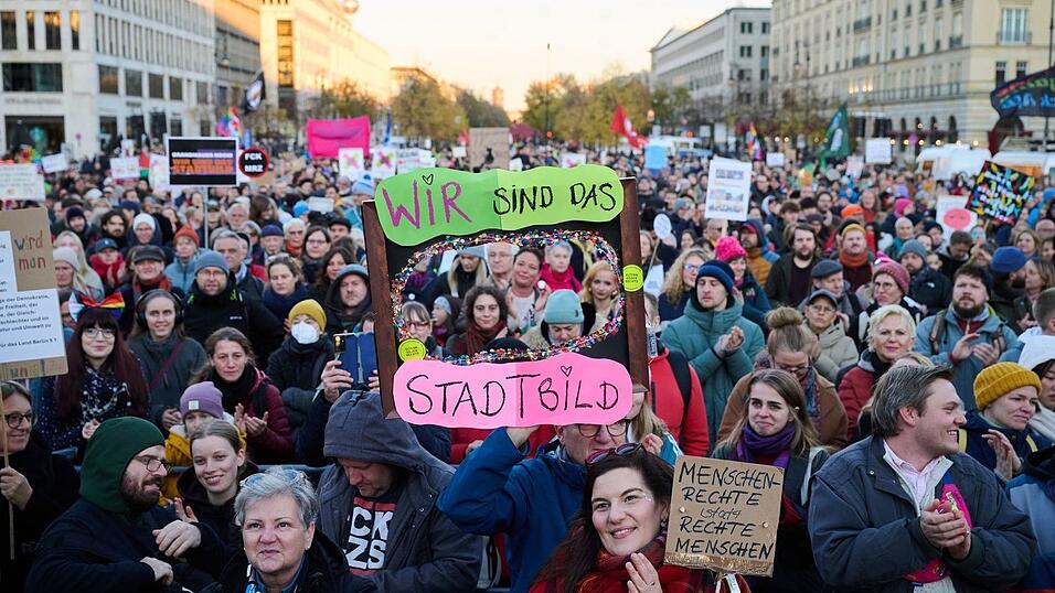In Berlin und Kiel sind Demonstrationen zu den Merz-Äußerungen geplant. In Berlin und Kiel sind Demonstrationen zu den Merz-Äußerungen geplant.
