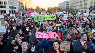 In Berlin und Kiel sind Demonstrationen zu den Merz-Äußerungen geplant.