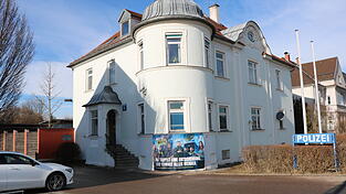 F&uuml;r Renate Buchberger, Vorsitzende des Vereins Heimat und Museum, ist das Polizeigeb&auml;ude in der Freisinger Stra&szlig;e ein Juwel der historischen Bausubstanz der Stadt Mainburg, das man nicht leichtfertig der Abrissbirne preisgeben darf. Sie appelliert daher an die Verantwortlichen, die Entscheidung noch einmal zu &uuml;berdenken.