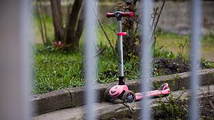 Ein Tretroller steht vor dem Einfamilienhaus in der Region Hannover, in dem sich die Tat ereignete.