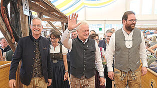 Der Straubinger Oberbürgermeister Markus Pannermayr (l.), Bundeslandwirtschaftsminister Alois Rainer (M.) und Landrat Tobias Beck marschieren zu zünftiger Musik ins Festzelt Reisinger ein. Der Straubinger Oberbürgermeister Markus Pannermayr (l.), Bundeslandwirtschaftsminister Alois Rainer (M.) und Landrat Tobias Beck marschieren zu zünftiger Musik ins Festzelt Reisinger ein.