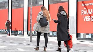 Shoppen gehen - wie hier in München - mit einem negativen Corona-Test? Das Interesse der Kunden sei bisher nur sehr gering, sagt der Handelsverbands-Chef Bernd Ohlmann. Das zeigten auch Erfahrungen aus anderen Bundesländern. Shoppen gehen - wie hier in München - mit einem negativen Corona-Test? Das Interesse der Kunden sei bisher nur sehr gering, sagt der Handelsverbands-Chef Bernd Ohlmann. Das zeigten auch Erfahrungen aus anderen Bundesländern.