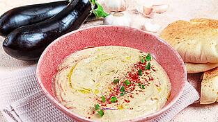 Baba Ganoush aus ger&ouml;steten Auberginen ist der perfekte Dip f&uuml;r den Grillabend und schmeckt besonders gut mit frischem Fladenbrot oder Gem&uuml;sesticks.