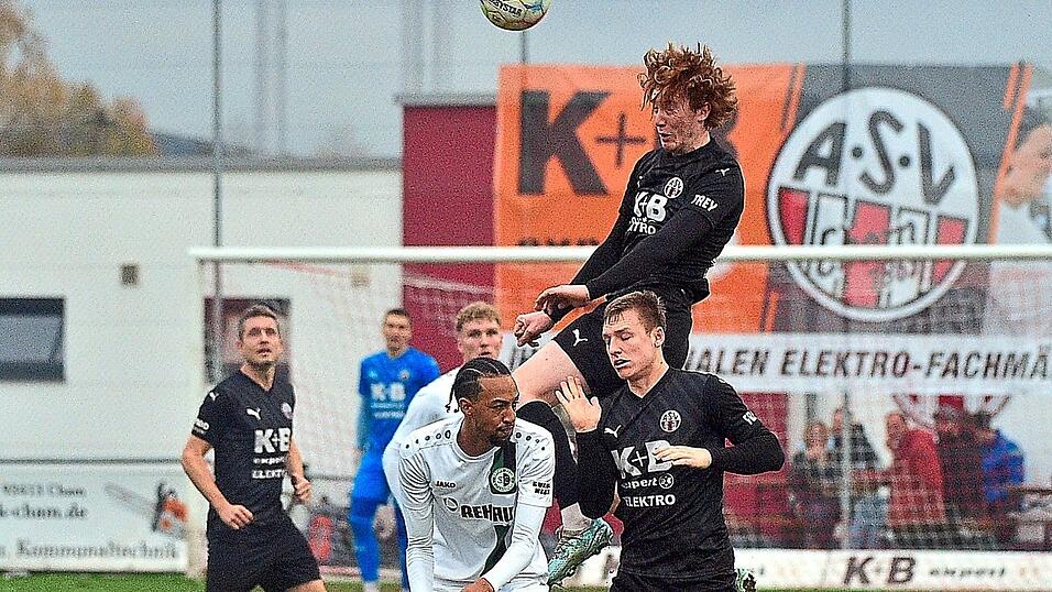 Nicht mit dem Erreichten zufrieden sein, das fordert Chams Coach Farouk Maloku von Valentin Seebauer(am Ball), Lukas Leutner (r.) und Co. in den kommenden drei Spielen.