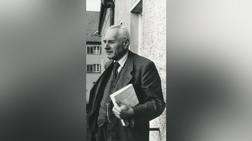 Wissbegierig, mit einem Buch in der Hand. So kannten viele den Ehrenbürger Dr. Josef Keim. Wissbegierig, mit einem Buch in der Hand. So kannten viele den Ehrenbürger Dr. Josef Keim.
