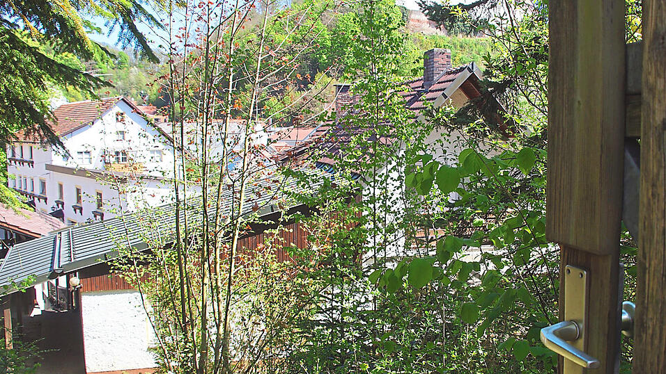 N&ouml;rdlich der Kreisklinik, wo aktuell noch ein verlassenes Wohnhaus steht, wird einmal der Anbau an die Kreisklinik emporwachsen. Die gesch&auml;tzten Kosten liegen bei gut 90 Millionen Euro.