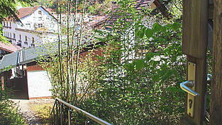 N&ouml;rdlich der Kreisklinik, wo aktuell noch ein verlassenes Wohnhaus steht, wird einmal der Anbau an die Kreisklinik emporwachsen. Die gesch&auml;tzten Kosten liegen bei gut 90 Millionen Euro.