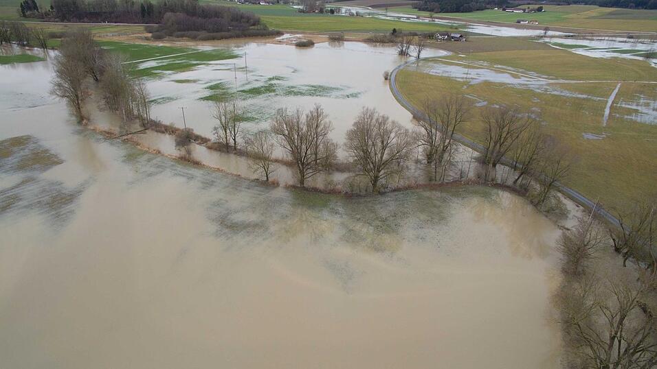 Durch den anhaltenden Regen und die Schneeschmelze war die Vils am Freitagmittag an einigen Stellen bei Vilsbiburg und Gerzen &uuml;ber die Ufer getreten. Einige Strassen waren somit nicht mehr passierbar und mussten gesperrt werden.