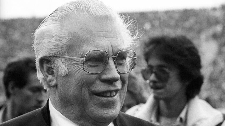 17 Jahre - so lange wie niemand sonst - war Wilhelm Neudecker aus Straubing Präsident des FC Bayern (1962 bis 1979). 17 Jahre - so lange wie niemand sonst - war Wilhelm Neudecker aus Straubing Präsident des FC Bayern (1962 bis 1979).