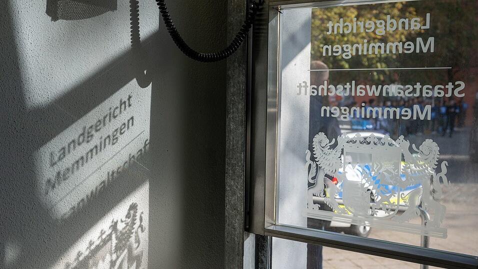 Vor dem Landgericht Memmingen, hier der Eingangsbereich, haben Angehörige einen Gefangentransporter mit einem Angeklagten darin behindert. (Archivfoto) Vor dem Landgericht Memmingen, hier der Eingangsbereich, haben Angehörige einen Gefangentransporter mit einem Angeklagten darin behindert. (Archivfoto)