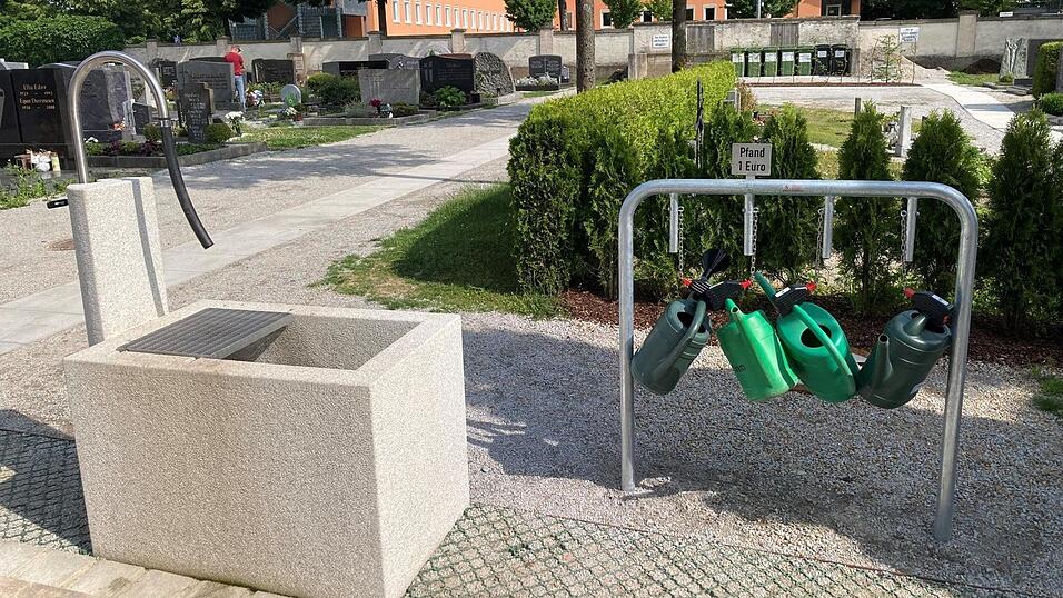 Gie&szlig;kannen gibt es am Chamer Friedhof nur noch gegen einen Euro Pfand. Das Konzept hat man sich anderorts abgeschaut.